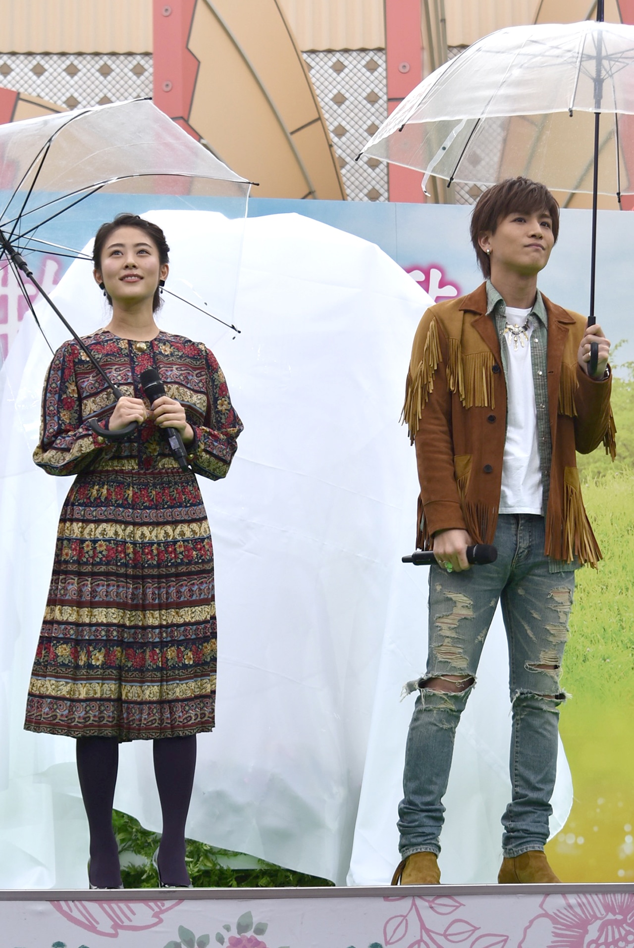 左より高畑充希、岩田剛典。