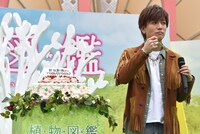 プレゼントされたケーキの野いちごを味わう岩田剛典。