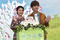 左より高畑充希、岩田剛典。