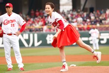 プロ野球のオープン戦・広島東洋カープ対埼玉西武ライオンズの始球式に登板した前田敦子。