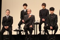「64-ロクヨン- 前編 / 後編」完成報告会見の様子。