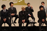 椎名桔平（右上）の話に笑みを見せる佐藤浩市（左下）。