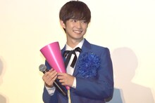 サプライズで誕生日を祝われ、驚く千葉雄大。