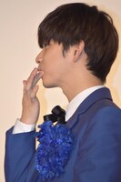 口についたクリームを拭う千葉雄大。