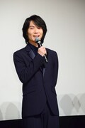 観客に挨拶する神木隆之介。