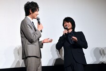 「寒かったんだよ！」と抵抗する神木隆之介（右）。