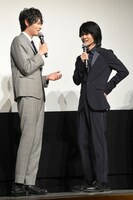 古川雄輝（左）に詰め寄る神木隆之介（右）。