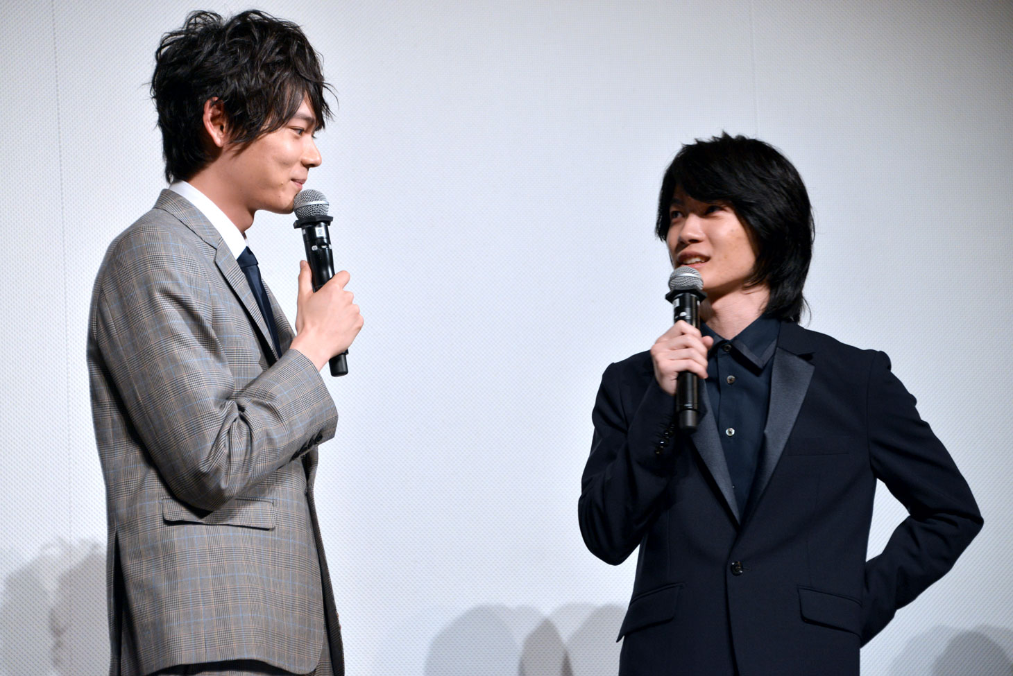 古川雄輝（左）に詰め寄る神木隆之介（右）。