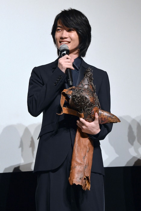 劇中で鉄彦が作った仮面を手にする神木隆之介。