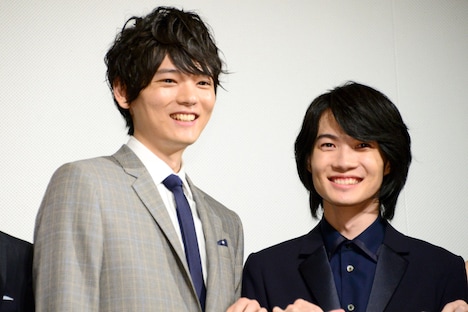 「太陽」完成披露試写会にて、古川雄輝（左）と神木隆之介（右）。