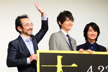 黄色い声援に応える古舘寛治（左）。