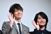 客席に手を振る古川雄輝（左）、神木隆之介（右）。