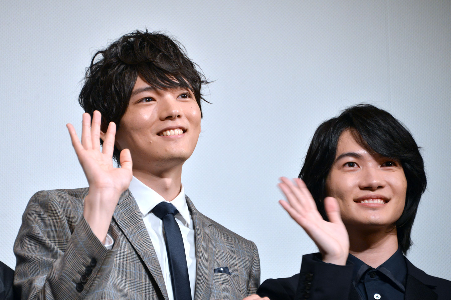 客席に手を振る古川雄輝（左）、神木隆之介（右）。
