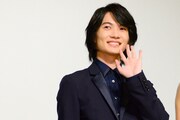客席に手を振る神木隆之介。