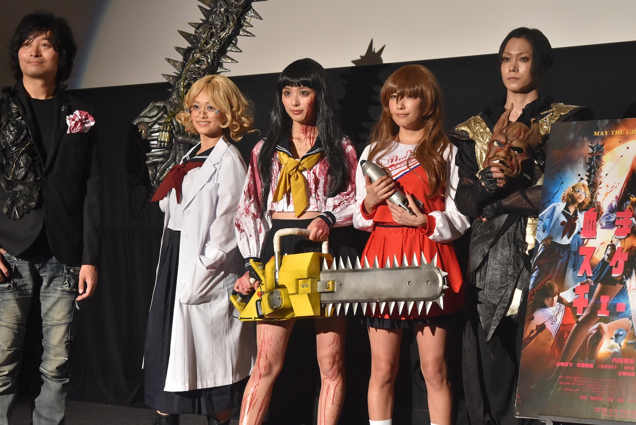 内田理央、「血まみれスケバンチェーンソー」舞台挨拶で山地まりとの