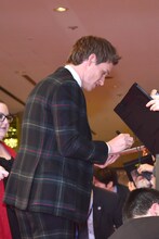 ファンと交流をするエディ・レッドメイン。