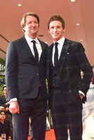 左からトム・フーパー、エディ・レッドメイン。