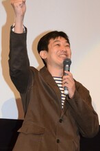 「グロリアス・シュワルツ！」と会場を盛り上げる菱田正和。