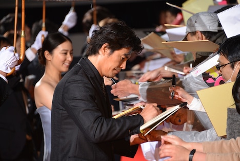 ファンサービスに応じる伊藤英明。