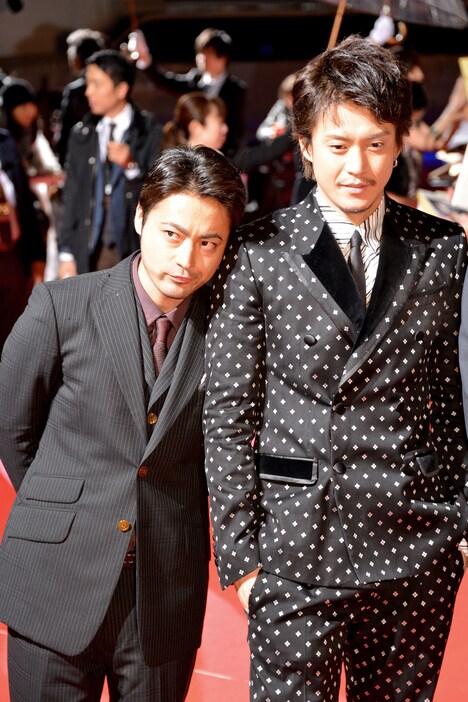 小栗旬（右）に寄り添う山田孝之（左）。