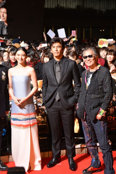 左から武井咲、伊藤英明、三池崇史。