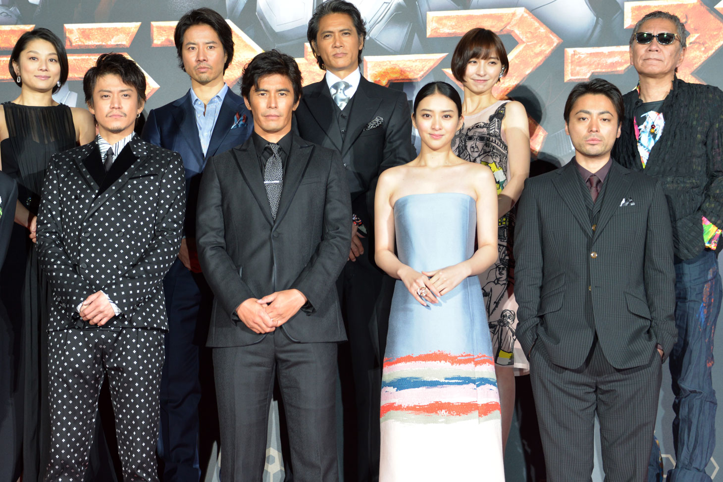 （左上から時計回りに）小池栄子、ケイン・コスギ、加藤雅也、篠田麻里子、三池崇史監督、山田孝之、武井咲、伊藤英明、小栗旬。