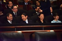 前列左より平山秀幸、皇太子徳仁親王殿下、皇太子徳仁親王妃雅子殿下、愛子内親王殿下。