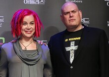 左からラナ・ウォシャウスキー、アンディ（現リリー）・ウォシャウスキー。