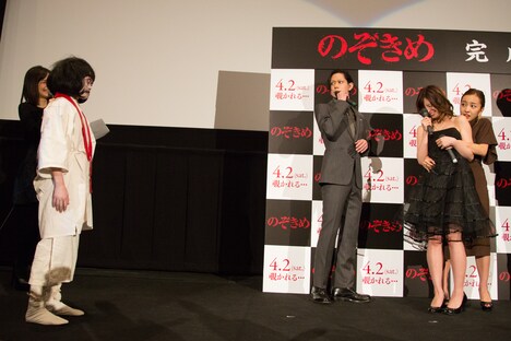 サプライズ登場したのぞきめちゃん（左端）を怖がり、入来茉里の陰に隠れる板野友美（右端）。