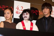 左から板野友美、のぞきめちゃん、白石隼也。