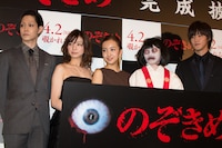 左から玉城裕規、入来茉里、板野友美、のぞきめちゃん、白石隼也。