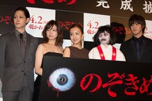 左から玉城裕規、入来茉里、板野友美、のぞきめちゃん、白石隼也。