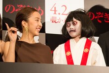 のぞきめちゃん（右）に、カメラに手を振るよう促す板野友美。