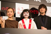 左から板野友美、のぞきめちゃん、白石隼也。