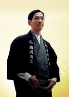 柏井耕一役の野間口徹。