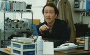 探偵事務所の所長・山辺康一郎を演じるリリー・フランキー。