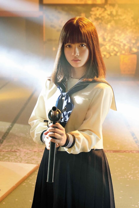 「夢の途中 橋本環奈 in 映画『セーラー服と機関銃 -卒業-』フォトブック」より。