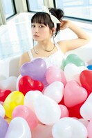 「夢の途中 橋本環奈 in 映画『セーラー服と機関銃 -卒業-』フォトブック」より。