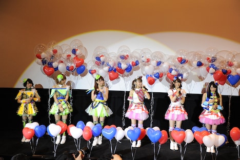 「プリパラ み～んなのあこがれ♪レッツゴー☆プリパリ」初日舞台挨拶より、左から若井友希、澁谷梓希、山北早紀、茜屋日海夏、芹澤優、久保田未夢。