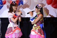 「プリパラ み～んなのあこがれ♪レッツゴー☆プリパリ」初日舞台挨拶より、久保田未夢（左）と芹澤優（右）。