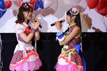 「プリパラ み～んなのあこがれ♪レッツゴー☆プリパリ」初日舞台挨拶より、久保田未夢（左）と芹澤優（右）。