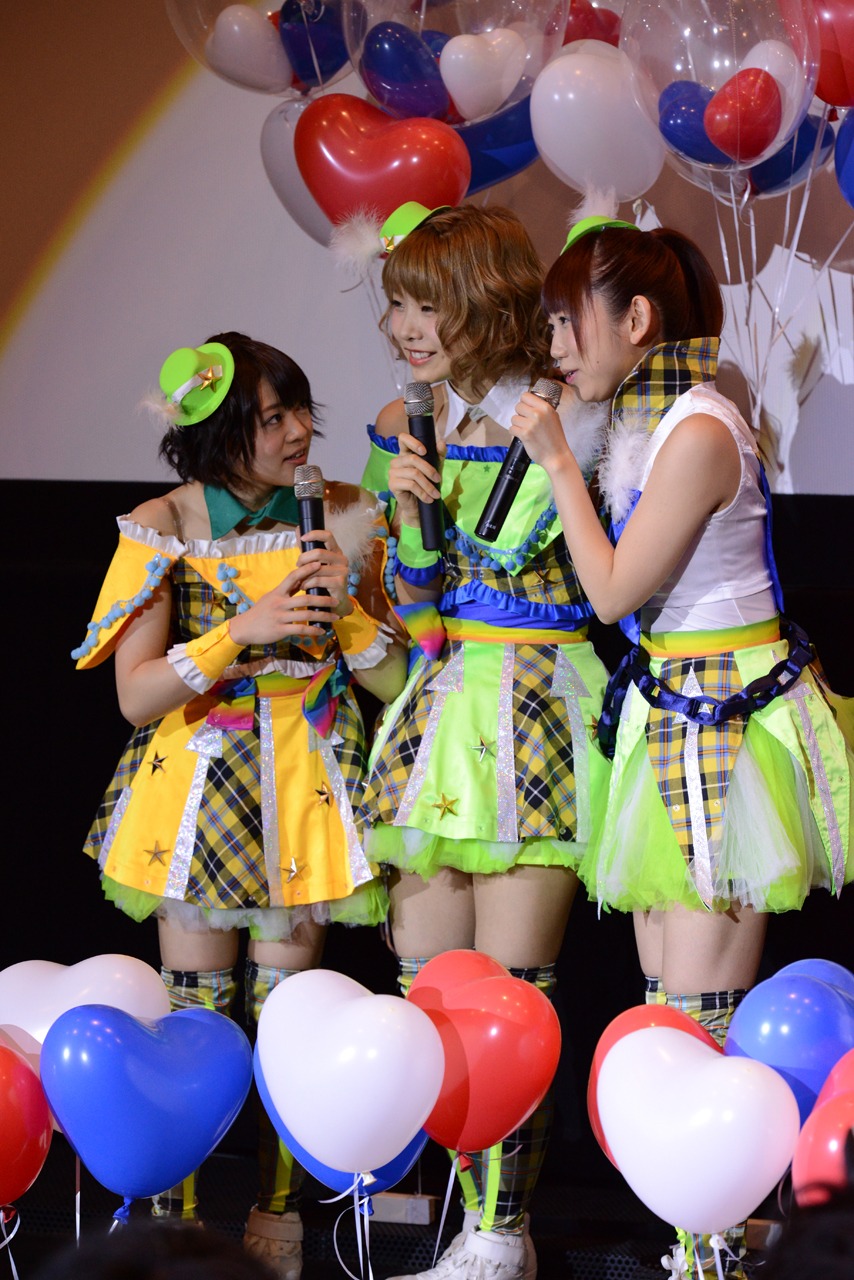 「プリパラ み～んなのあこがれ♪レッツゴー☆プリパリ」初日舞台挨拶より、左から若井友希、澁谷梓希、山北早紀。