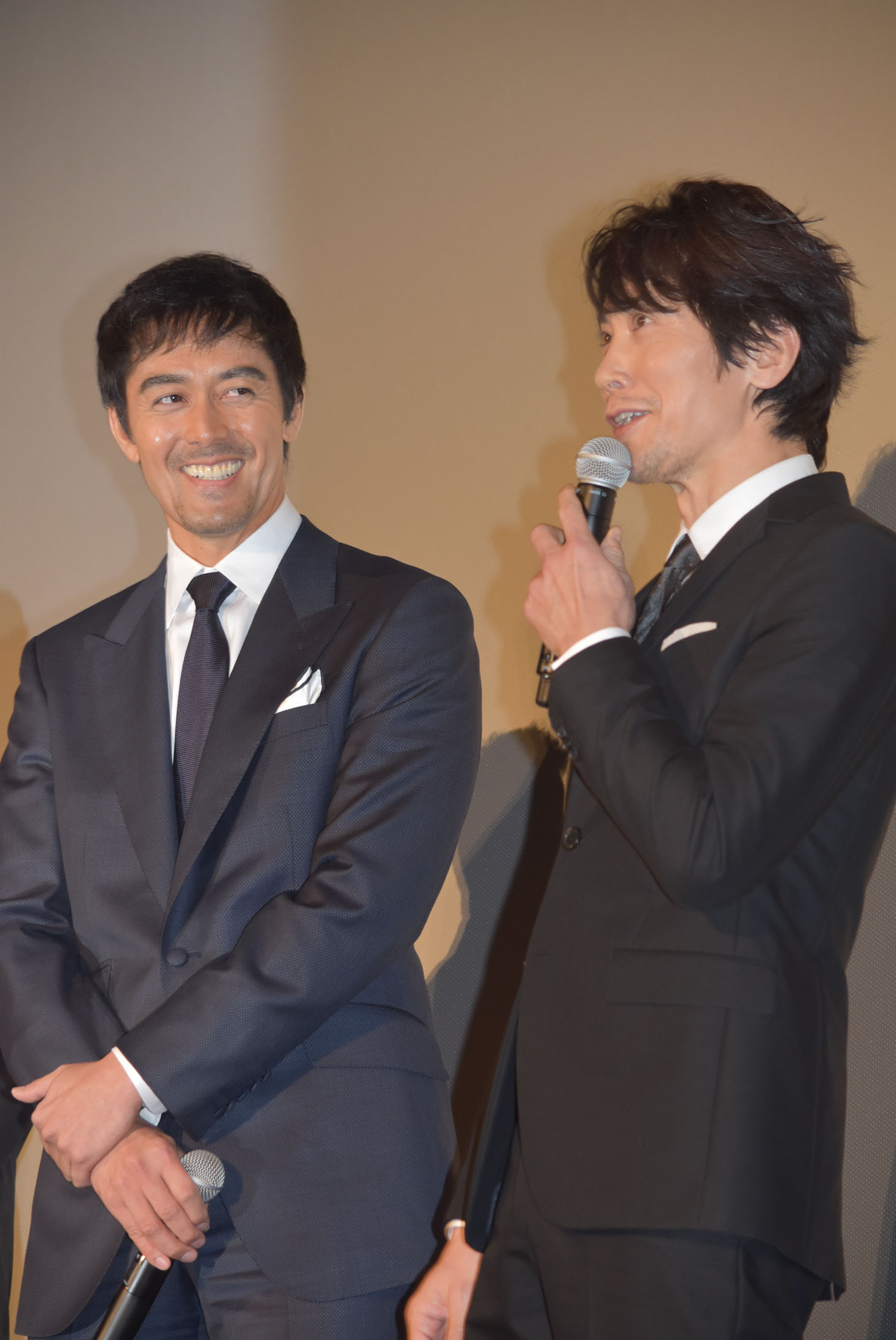 阿部寛（左）に、「今、動いててよかった」と言う佐々木蔵之介（右）。