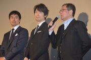 左から阿部寛、佐々木蔵之介、平山秀幸。