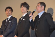 左から阿部寛、佐々木蔵之介、平山秀幸。