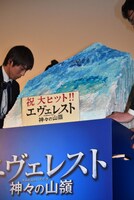 会場に運び込まれた“エヴェレストケーキ”。