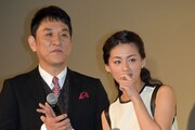 会場に運び込まれた“エヴェレストケーキ”を見て驚くピエール瀧（左）と尾野真千子（右）。