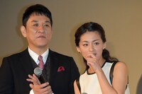会場に運び込まれた“エヴェレストケーキ”を見て驚くピエール瀧（左）と尾野真千子（右）。
