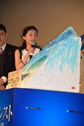 会場に運び込まれた“エヴェレストケーキ”を見て驚く尾野真千子。