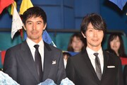 左から阿部寛、佐々木蔵之介。